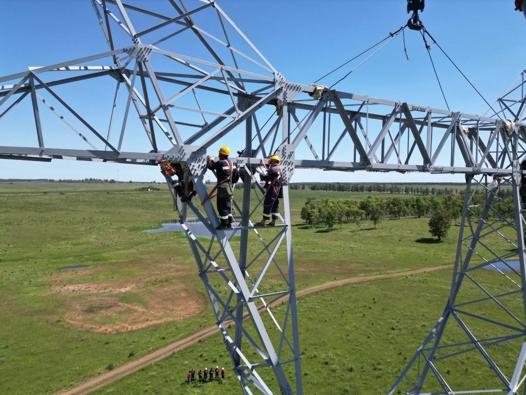 這是2023年11月15日拍攝的位于烏拉圭派桑杜省烏拉圭500千伏輸變電環(huán)網(wǎng)閉合項目施工現(xiàn)場。