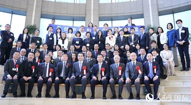 到場(chǎng)嘉賓與中國(guó)駐日本大使吳江浩合影留念。人民網(wǎng) 許可攝