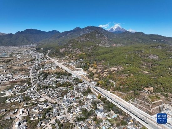 11月25日在麗江市境內(nèi)拍攝的即將開通的麗香鐵路（無人機照片）。