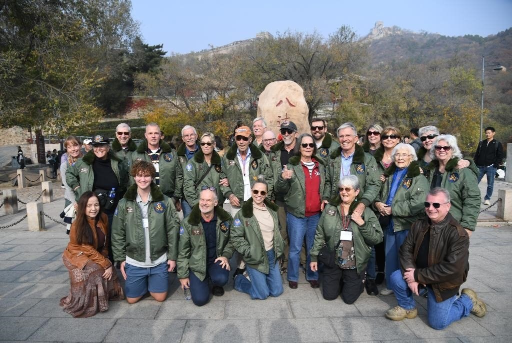 10月29日，飛虎隊(duì)老兵莫耶一行人在北京八達(dá)嶺長(zhǎng)城合影留念。當(dāng)日，美中航空遺產(chǎn)基金會(huì)訪華代表團(tuán)成員陸續(xù)抵達(dá)北京。新華社記者任超攝