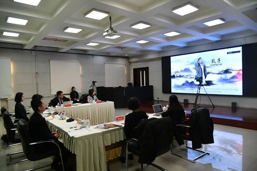 與會嘉賓觀看由美洲中心策劃制作的“一帶一路”主題視頻節(jié)目《習語用典——大道不孤 眾行致遠》。