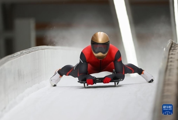 11月25日，天津隊(duì)選手閆文港在比賽中抵達(dá)終點(diǎn)。新華社記者 王楷焱 攝