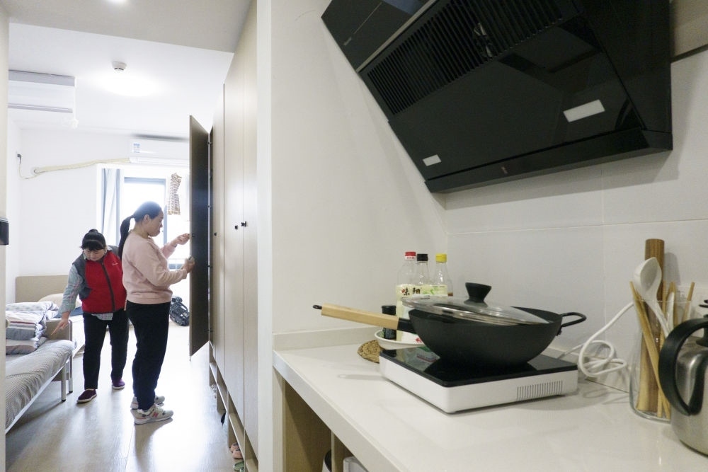 住戶在閔行區(qū)新時(shí)代城市建設(shè)者管理者之家收拾房間。