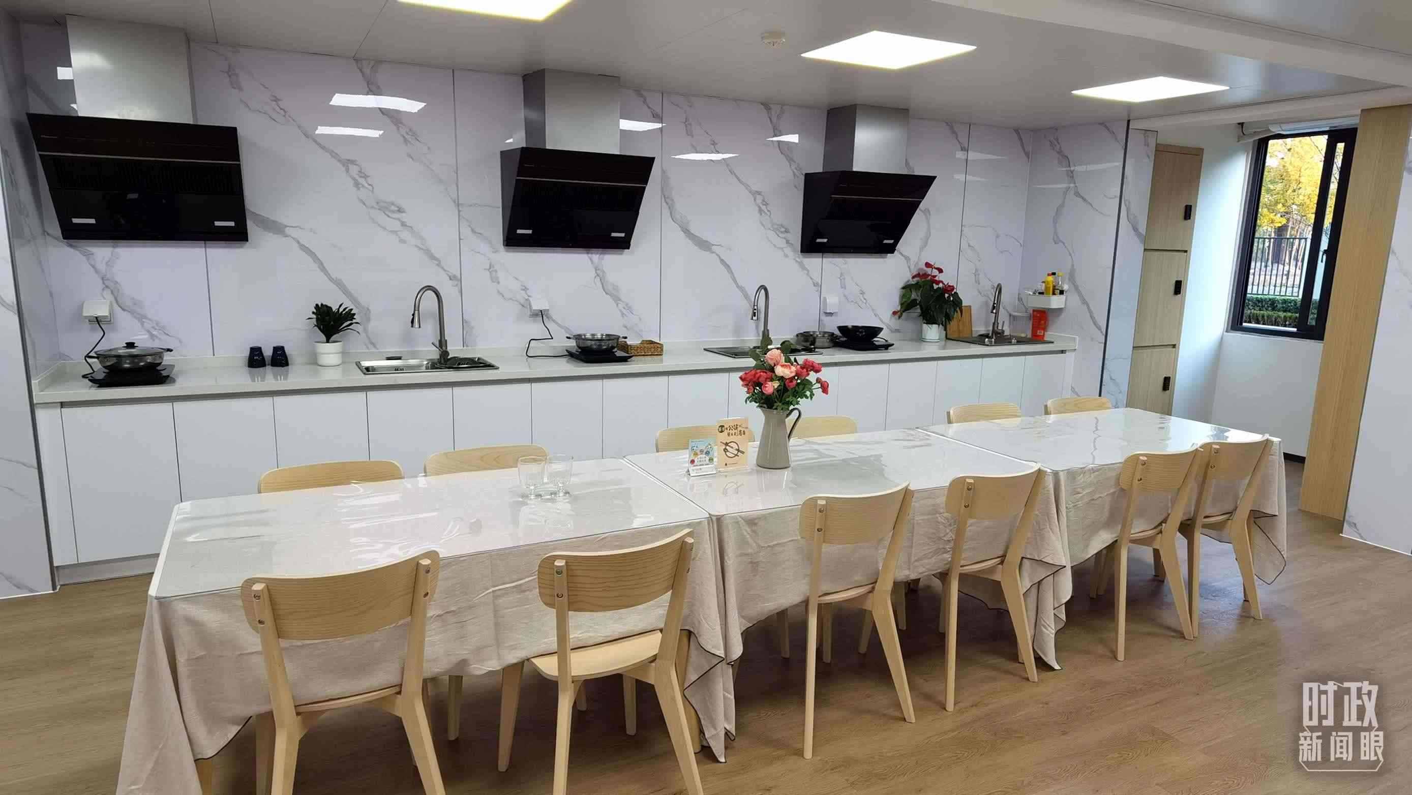 △閔行區(qū)新時(shí)代城市建設(shè)者管理者之家內(nèi)的共享廚房。（總臺(tái)央視記者郭鴻拍攝）