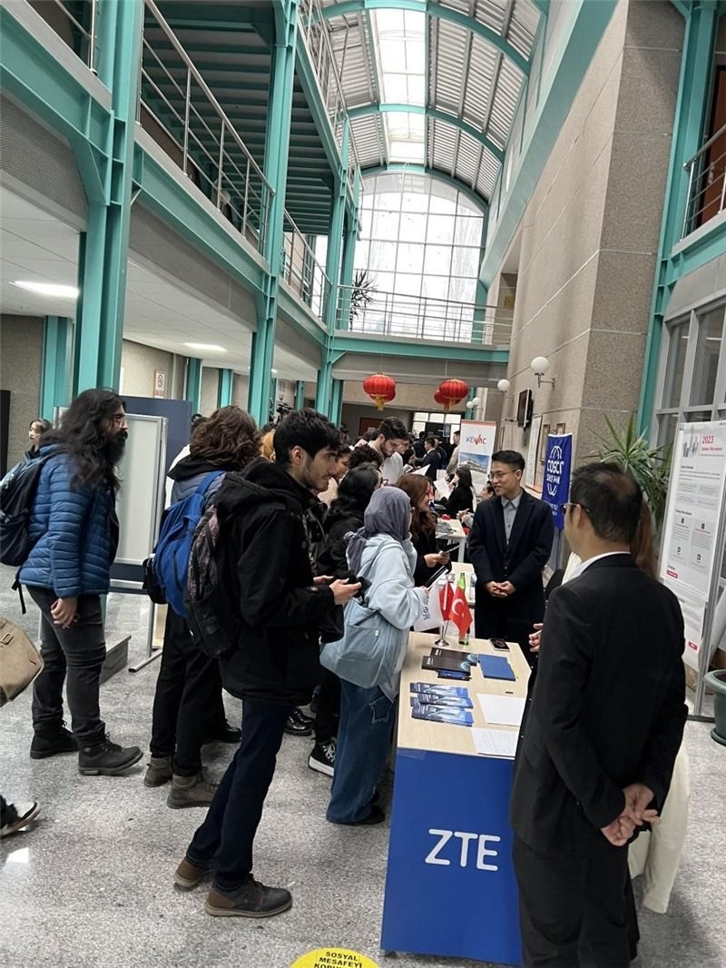 土耳其大學(xué)生在中企展臺交流。主辦方供圖