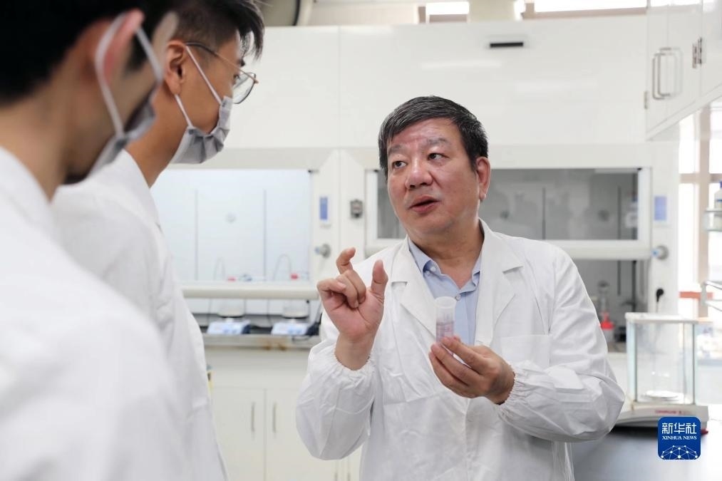 中國(guó)科學(xué)院院士、國(guó)家自然科學(xué)獎(jiǎng)一等獎(jiǎng)得主趙東元在復(fù)旦大學(xué)實(shí)驗(yàn)室里指導(dǎo)學(xué)生（2023年9月2日攝）。新華社記者 劉穎 攝