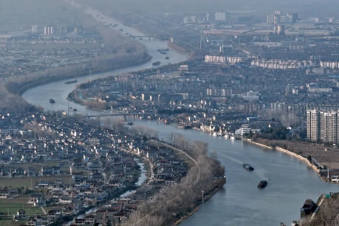 2月16日，貨船行駛在京杭大運(yùn)河江蘇寶應(yīng)段。新華社發(fā)（沈冬兵攝）