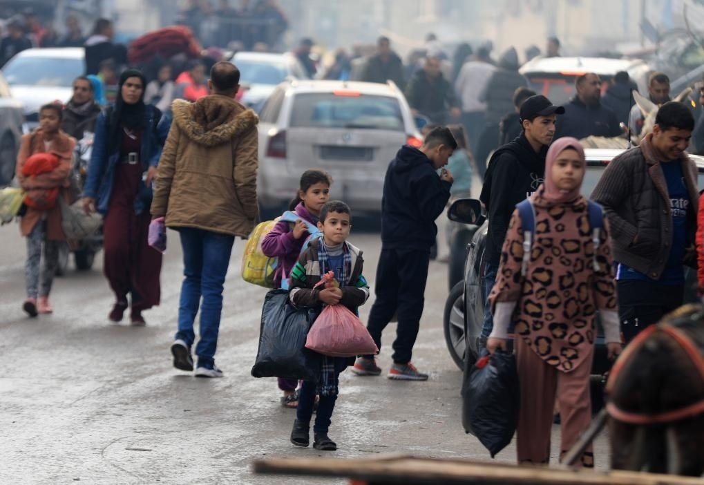 12月1日，在加沙地帶南部城市汗尤尼斯，人們在以軍恢復(fù)軍事行動后逃離家園。新華社發(fā)（亞西爾·庫迪攝）