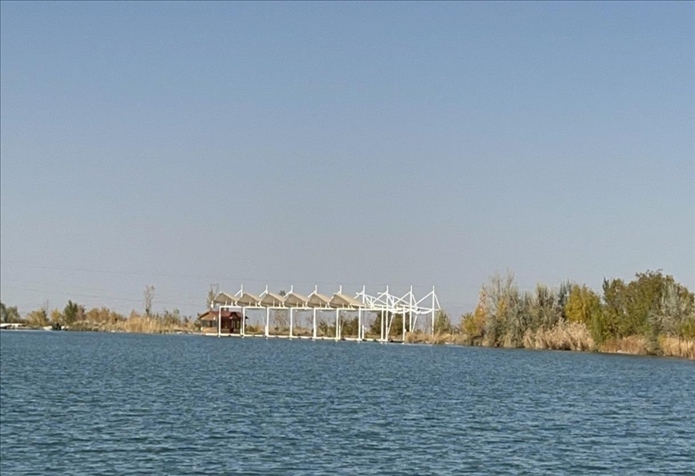 2023年11月1日，督察組拍攝到弱水花海景區(qū)建有人工湖及水上游樂設(shè)施。（中央第四生態(tài)環(huán)境保護(hù)督察組供圖）