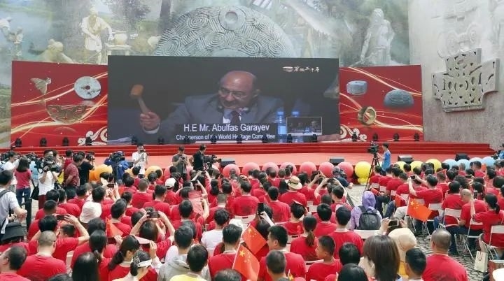 2019年7月6日，杭州市民揮舞國旗慶祝良渚古城遺址獲準(zhǔn)列入世界遺產(chǎn)名錄。記者 吳煌 倪雁強 攝