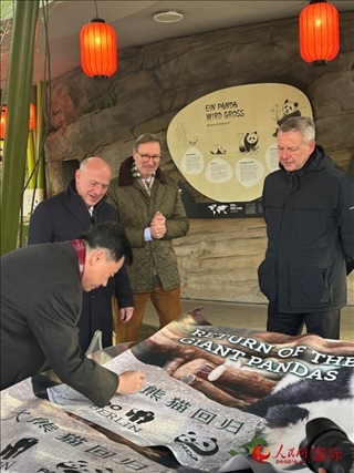 吳墾大使簽名。人民網(wǎng)記者 徐馨攝