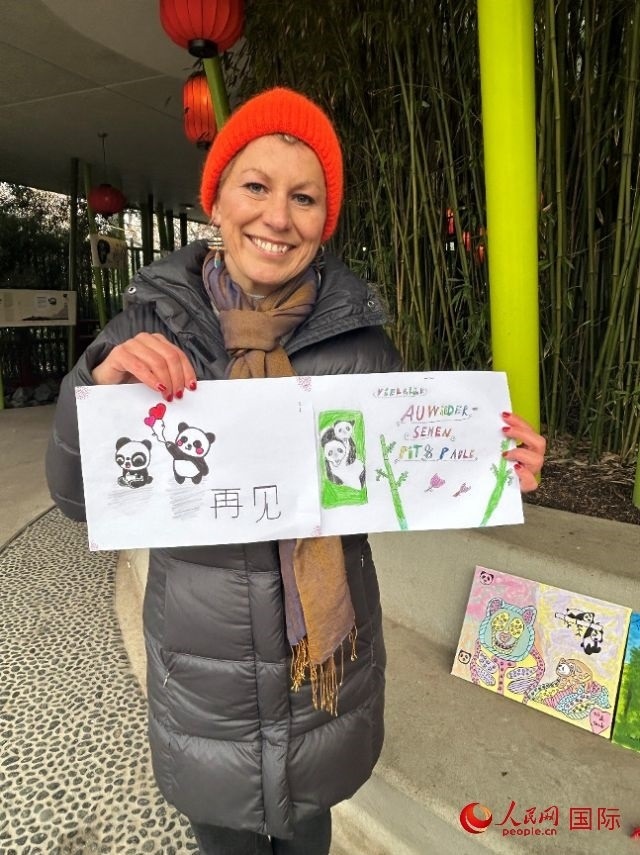 桑德拉和德國小朋友們的作品。右圖寫著“祝福好運，再見 Pit和Paule（“夢想”“夢圓”的德語名字）”。人民網(wǎng)記者 徐馨攝