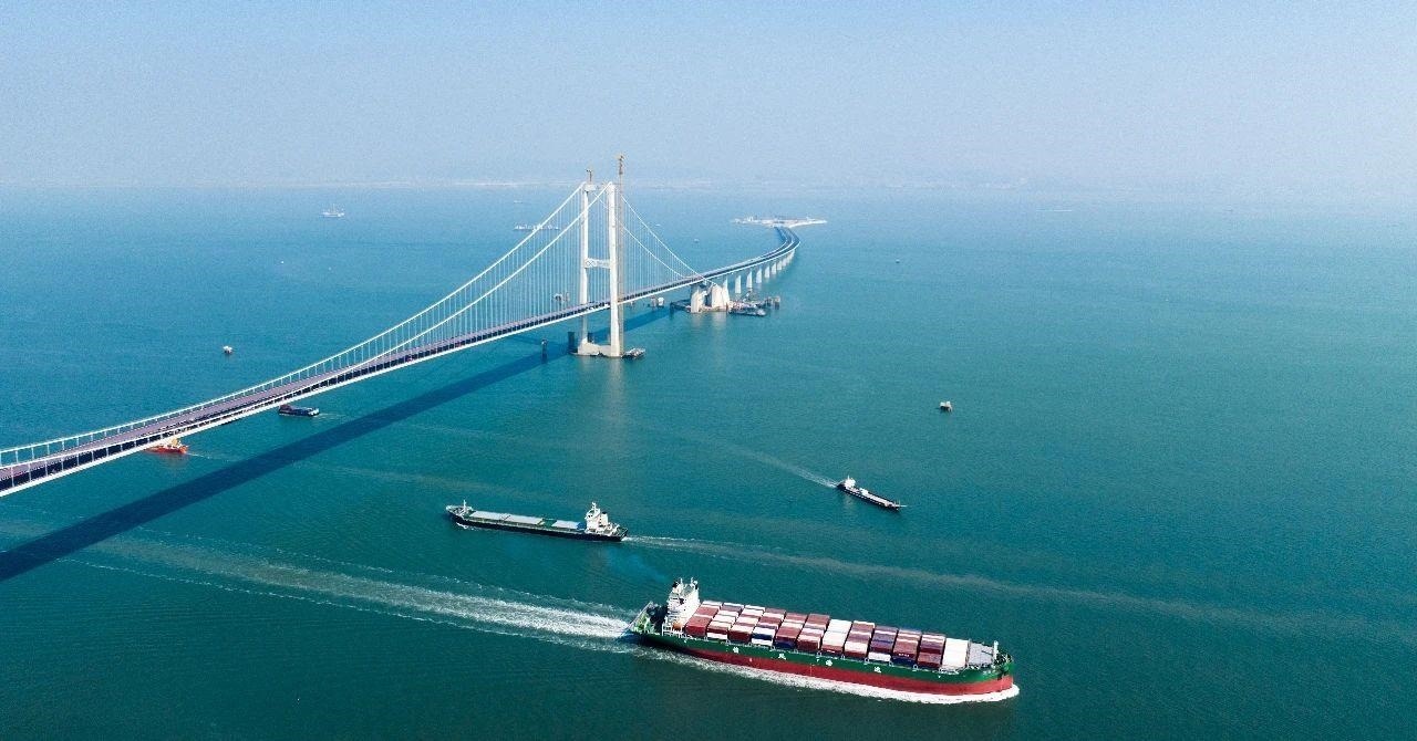 △2023年11月28日，國家重大工程深中通道海底沉管隧道貫通。