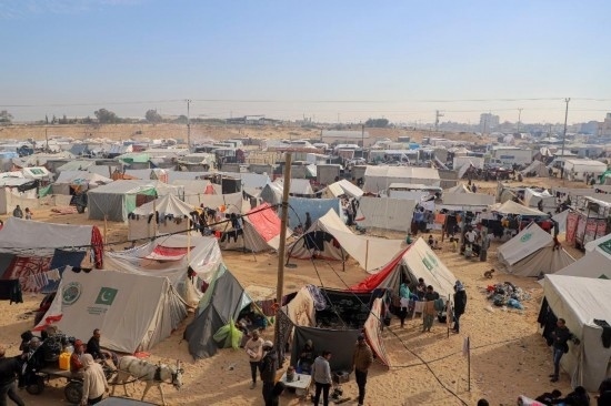  這是12月8日在加沙地帶南部城市拉法拍攝的臨時(shí)營地。新華社發(fā)（里澤克·阿卜杜勒賈瓦德攝）