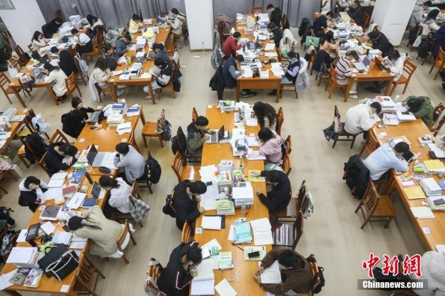 資料圖:眾多考研學(xué)生在南昌大學(xué)圖書館的自習(xí)室內(nèi)復(fù)習(xí)備考。劉力鑫 攝