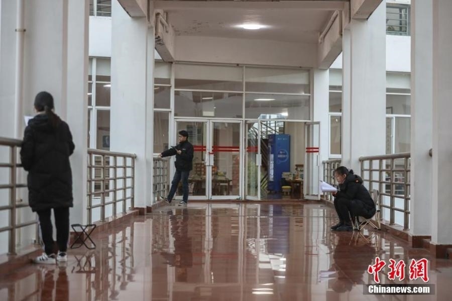 資料圖:幾位考研學(xué)生在南昌大學(xué)教學(xué)樓的天橋上復(fù)習(xí)備考。劉力鑫 攝