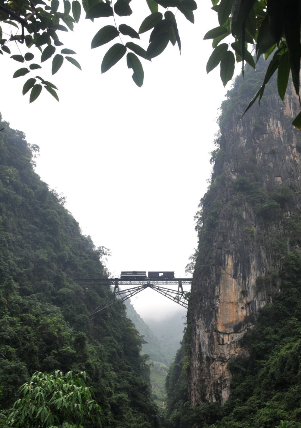 2009年6月1日，一列小火車(chē)從人字橋上通過(guò)。