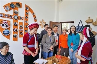  在大理法院喜洲法庭，代表們與“金花調(diào)解員”共同探討民族特色調(diào)解工作方法。