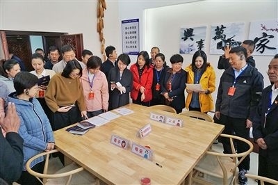  在劍川法院家事調(diào)解室內(nèi)，該院制作的《離婚證明書》引起了代表們的關(guān)注。