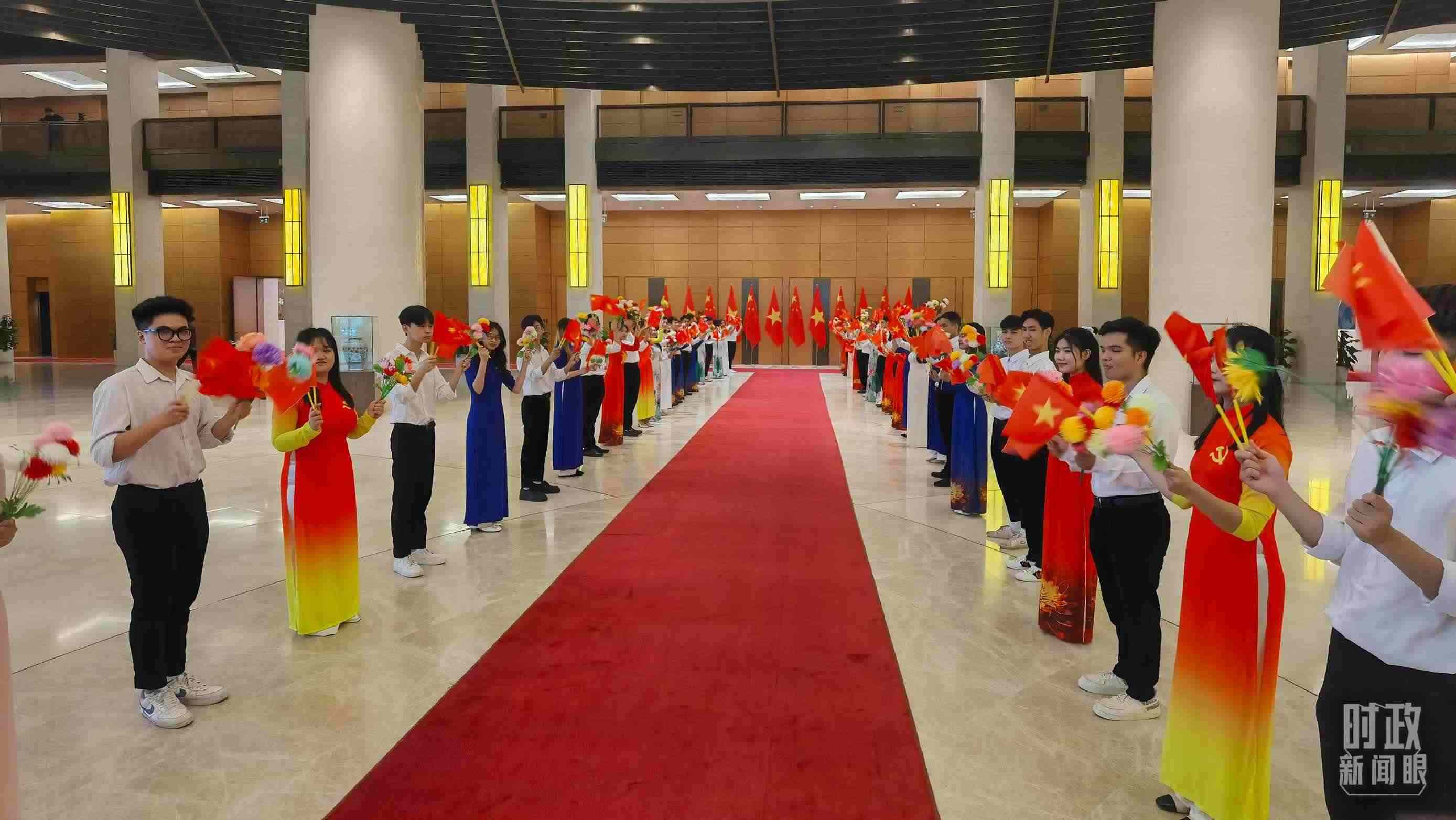 △夾道歡迎的當(dāng)?shù)厍嗄?。（總臺(tái)央視記者周志國(guó)拍攝）