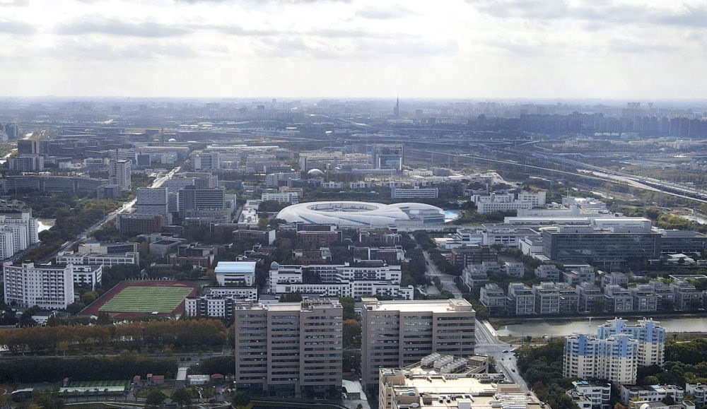 這是2023年11月25日在上海浦東新區(qū)張江科學(xué)城拍攝的形如鸚鵡螺的大科學(xué)裝置上海光源（中）（無人機照片）。新華社記者 方喆 攝