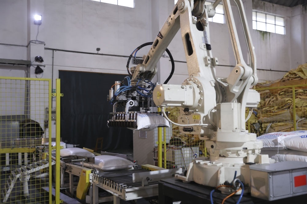 12月14日，在廣西來賓東糖鳳凰有限公司，機(jī)械臂在廠房碼放白砂糖成品。