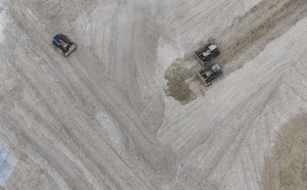 12月12日，在廣西湘桂華糖制糖集團(tuán)來賓紙業(yè)有限責(zé)任公司，工作人員在整理蔗渣（無人機(jī)照片）。