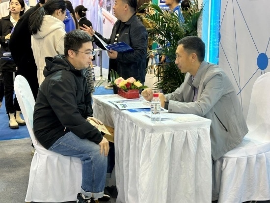 沈陽招聘會現(xiàn)場。人民網(wǎng)記者 尹柏寒?dāng)z