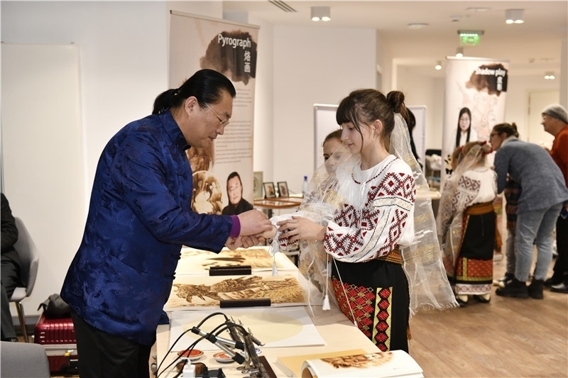 圖為羅馬尼亞小學(xué)生在現(xiàn)場(chǎng)體驗(yàn)烙畫(huà)。 布加勒斯特中國(guó)文化中心供圖