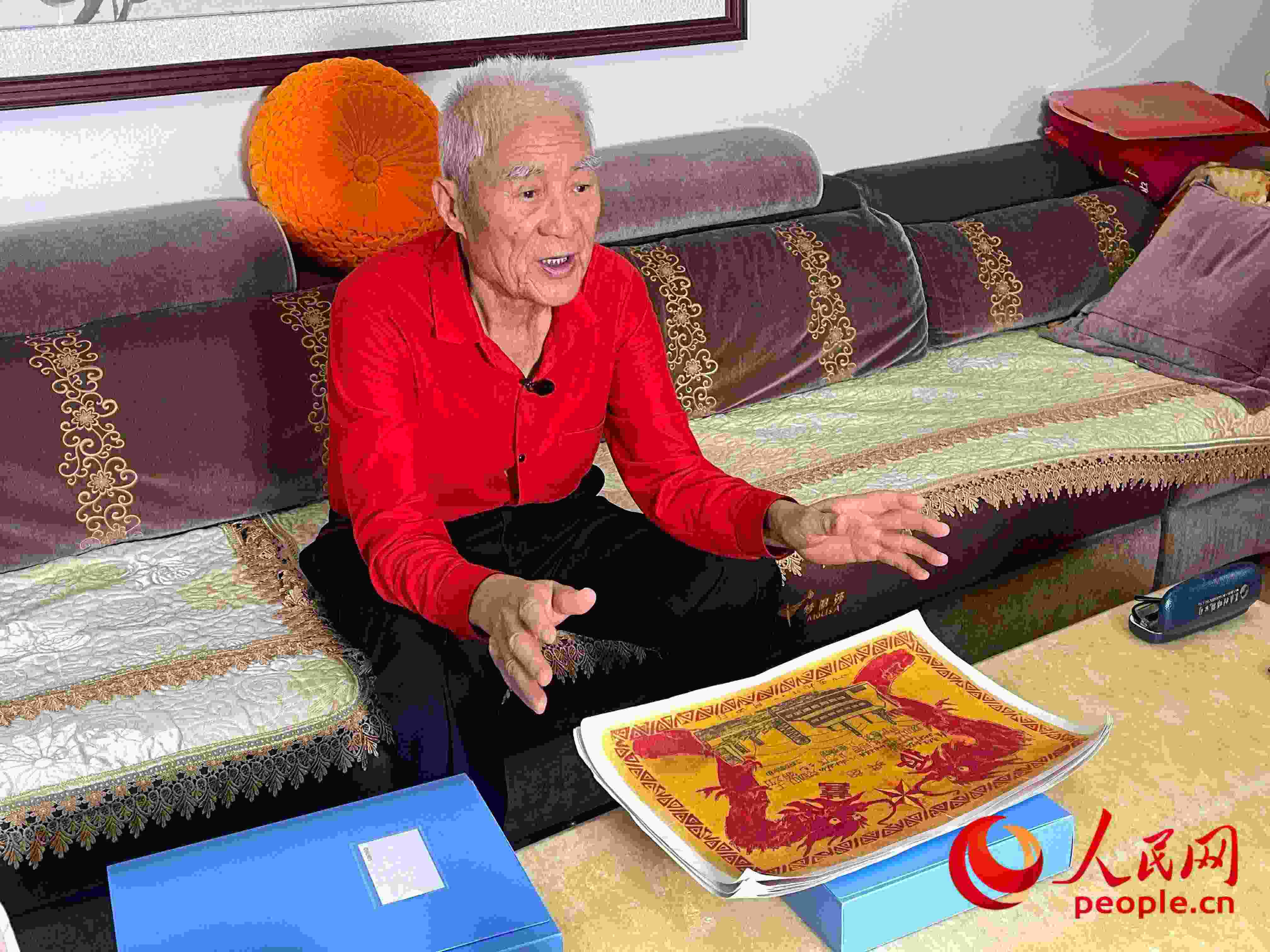 馬太生向采訪團講述自己獲得獎狀的經歷。人民網 周靜圓攝