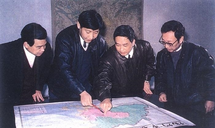 1991年12月，習近平與同事討論福州市戰(zhàn)略規(guī)劃設想。