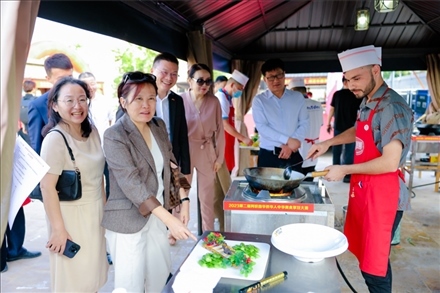 嘉賓現(xiàn)場觀摩。阿聯(lián)酋上?？偵虝咄l(xiāng)會供圖