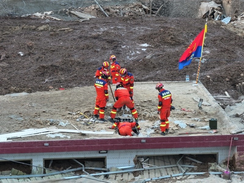 救援人員在現(xiàn)場。賀勇攝。