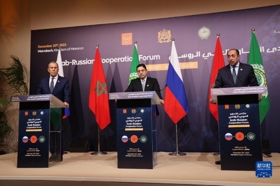 12月20日，在摩洛哥南部城市馬拉喀什舉行的第六屆阿拉伯-俄羅斯合作論壇主議程結(jié)束后，俄羅斯外交部長拉夫羅夫、摩洛哥外交大臣布里達、阿拉伯國家聯(lián)盟（阿盟）副秘書長胡薩姆·扎基（從左至右）出席記者會。新華社記者霍晶攝