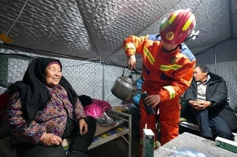 村民龔尕芳與消防員交流。賀勇攝。