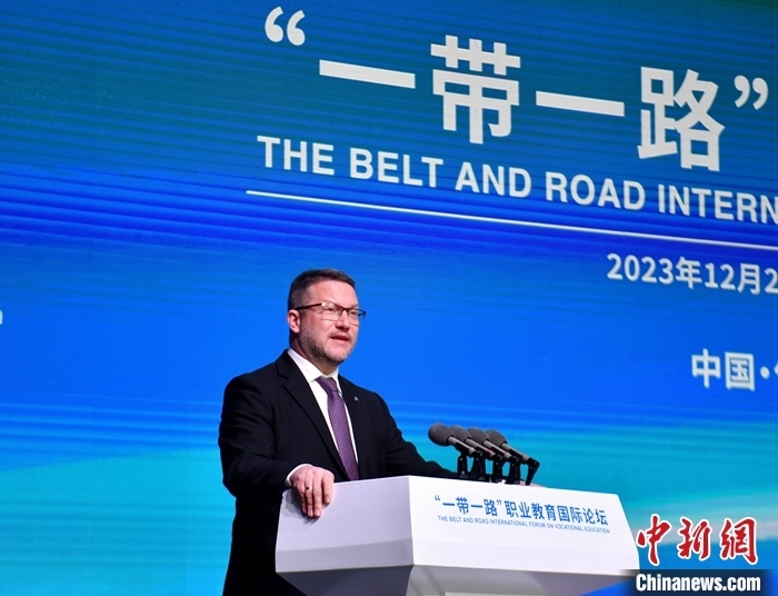 圖為活動(dòng)現(xiàn)場歐洲議會(huì)交通旅游委員會(huì)副主席烏伊海依·伊什特萬致辭。 中新社記者 韓冰 攝