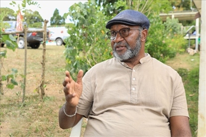 2023年12月18日，瓦努阿圖共和國(guó)總理夏洛特·薩爾維在瓦努阿圖公路項(xiàng)目二期馬勒庫(kù)拉段的移交儀式現(xiàn)場(chǎng)接受人民網(wǎng)采訪。人民網(wǎng) 賀吉攝