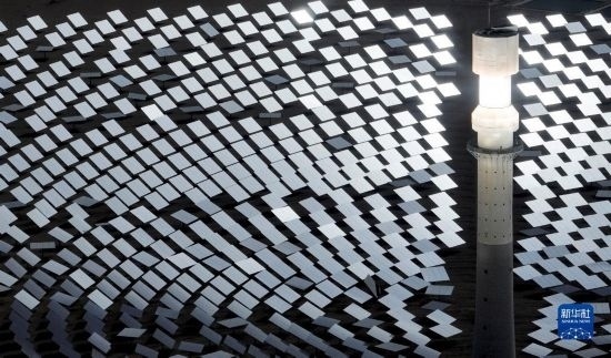 這是2023年6月11日在青海省海西蒙古族藏族自治州格爾木市拍攝的一座光熱電站（無(wú)人機(jī)照片）。 新華社記者 張宏祥 攝