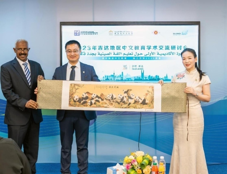 主辦方向與會代表贈送書畫作品。主辦方供圖