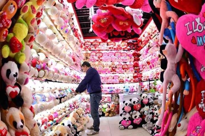 商戶(hù)在店鋪內(nèi)整理毛絨玩具。共享聯(lián)盟·義烏 呂斌 攝