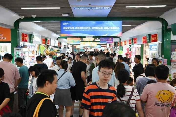 國(guó)慶長(zhǎng)假期間，“世界超市”摩肩接踵。共享聯(lián)盟·義烏 吳峰宇 攝
