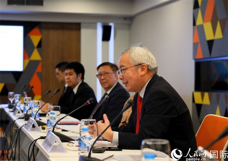 中國(guó)國(guó)際問(wèn)題研究院副院長(zhǎng)榮鷹致開(kāi)幕辭。人民網(wǎng)記者 白元琪攝