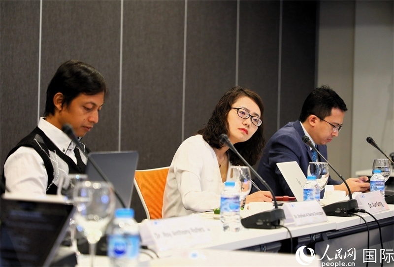 學(xué)者們專(zhuān)注聆聽(tīng)會(huì)議內(nèi)容。人民網(wǎng)記者 白元琪攝