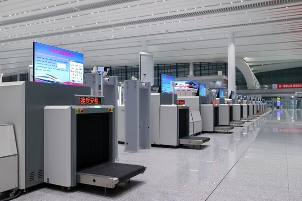 進(jìn)站大廳整齊擺放的安檢儀。