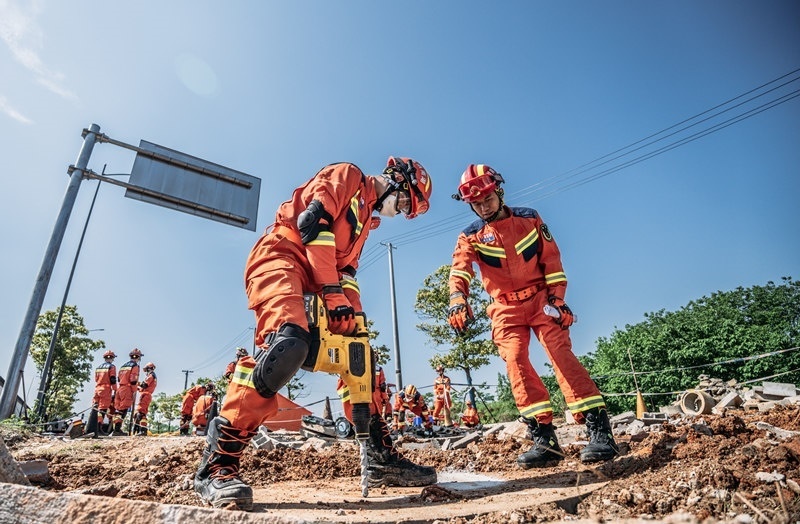 周彩琪和隊友在救援現(xiàn)場。受訪者供圖