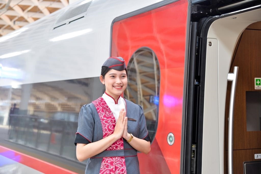 12月12日，乘務(wù)人員在印度尼西亞雅加達(dá)的哈利姆車站站臺歡迎乘坐雅萬高鐵的乘客。新華社記者徐欽攝