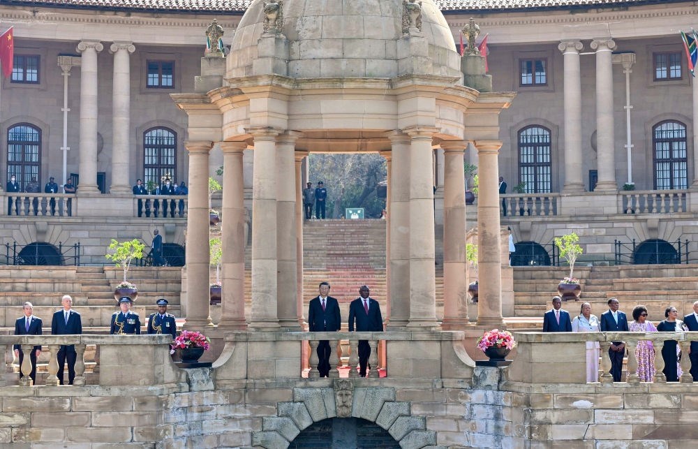 當(dāng)?shù)貢r(shí)間8月22日上午，正在南非進(jìn)行國(guó)事訪問(wèn)的國(guó)家主席習(xí)近平在比勒陀利亞總統(tǒng)府同南非總統(tǒng)拉馬福薩會(huì)談。會(huì)談前，拉馬福薩在總統(tǒng)府廣場(chǎng)為習(xí)近平舉行歡迎儀式。新華社記者 殷博古 攝