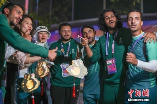 資料圖：9月29日，中國傳統(tǒng)節(jié)日中秋節(jié)，杭州亞運會運動員村舉辦中秋主題活動，中外運動員們歡聚一堂。圖為沙特阿拉伯運動員手持燈籠拍攝照片。<a target='_blank' href='/'><p align=