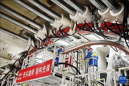 12月30日，中鐵十四局技術(shù)人員在盾構(gòu)掘進(jìn)開始前檢查“海天號”盾構(gòu)機(jī)。新華社記者 李紫恒 攝