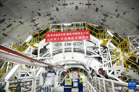 12月30日，中鐵十四局技術(shù)人員在盾構(gòu)掘進(jìn)開始前檢查“海天號”盾構(gòu)機(jī)。新華社記者 李紫恒 攝